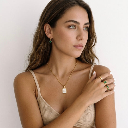 Collar con Inicial Cuadrada