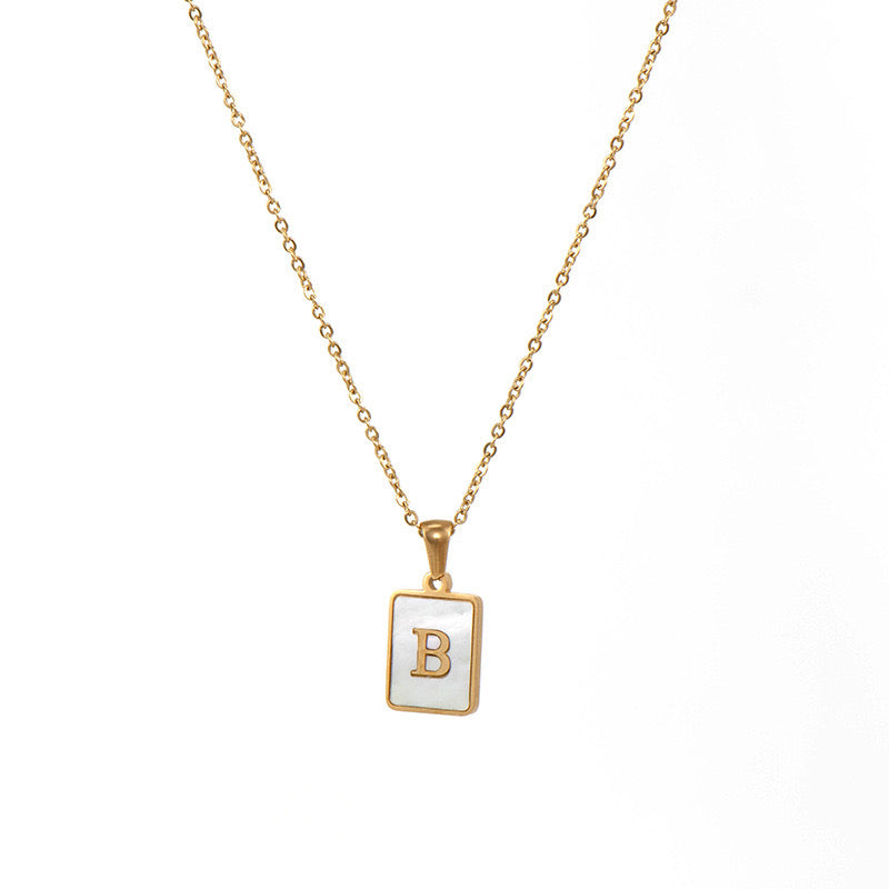 Collar con Inicial Cuadrada