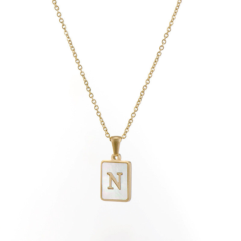 Collar con Inicial Cuadrada