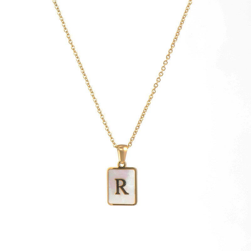 Collar con Inicial Cuadrada